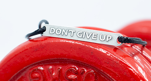 męska bransoletka motywacyjna z wypukłym napisem don't give up - umieszczonym na srebrnej blaszce