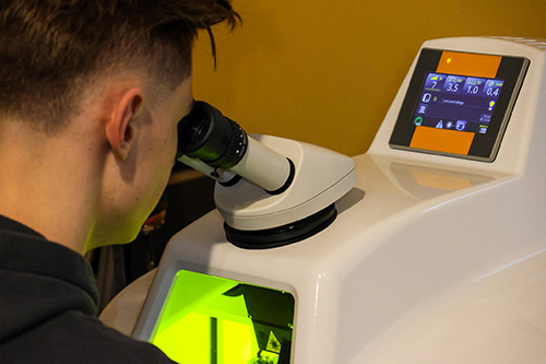 Osoba wykonująca spawanie elementów biżuteryjnych spawarką laserową Sisma