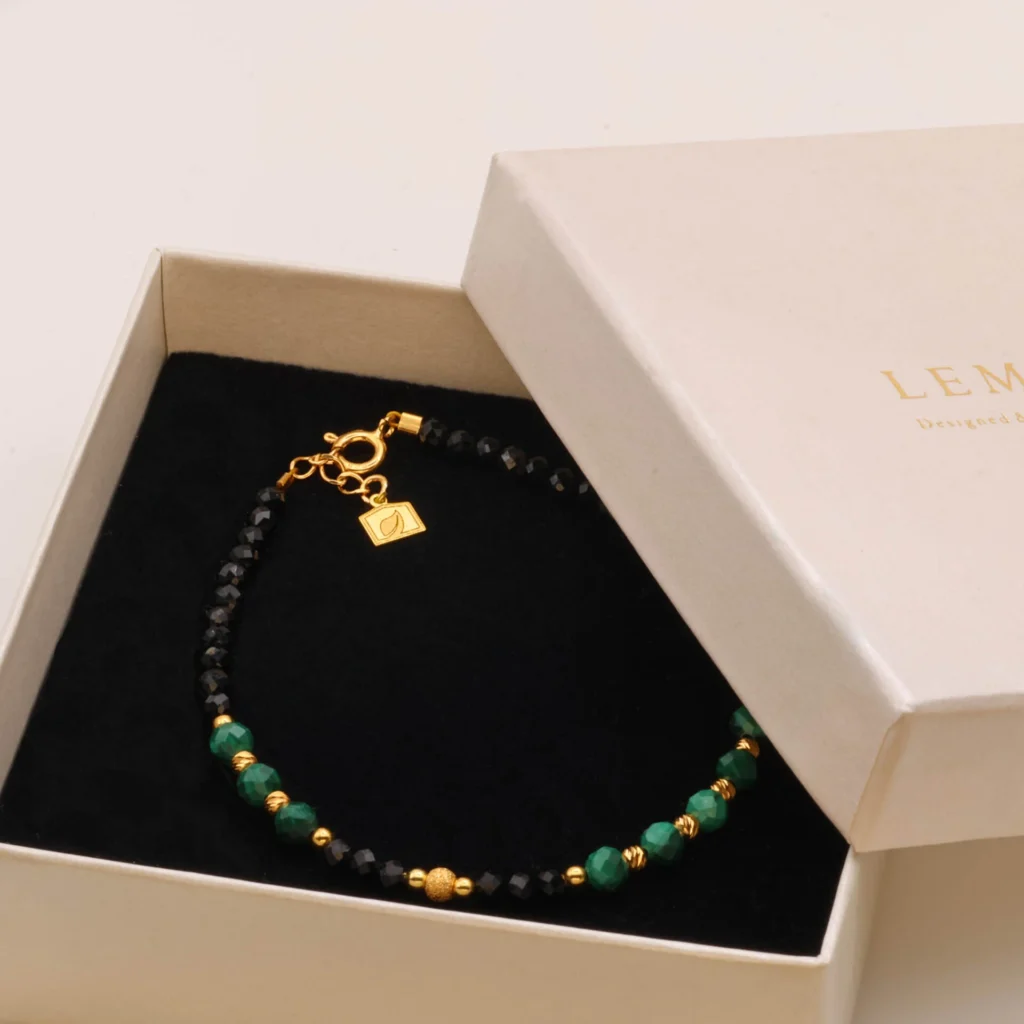 bransoletka z dyskretnym logo firmy