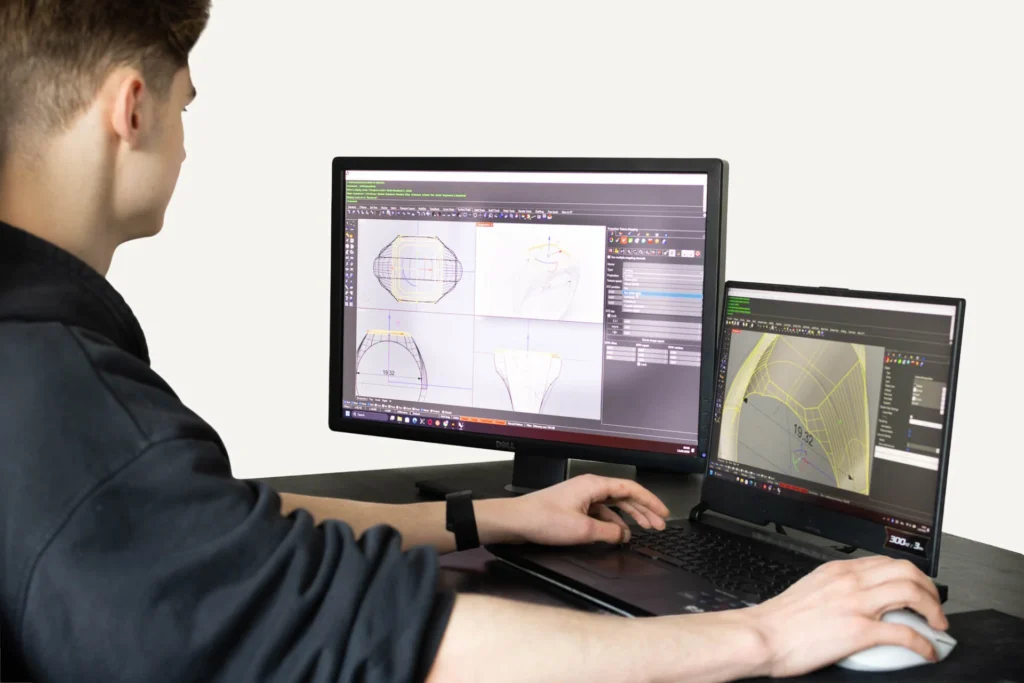 projektant przy komputerze projektujący biżuterię 3D